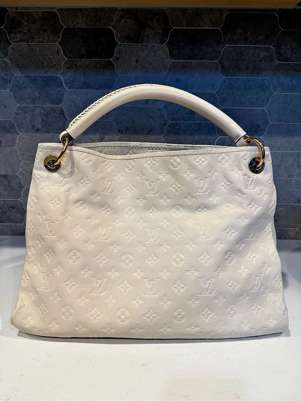 Louis Vuitton Artsy MM Leather Shoulder Bag in Cream (Neige)